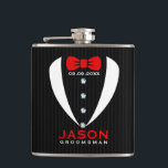 Petaca Tiro blanco de cola roja y groomsman Textos<br><div class="desc">Elegante y moderno esmoquin blanco con corbata roja y fondo de rayas negras y grises oscuras. Nombre del groomsman del personalizable.</div>