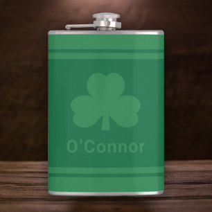 Petaca Trébol verde irlandés con apellido personalizado