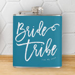 Petaca Tribu de novias moderna y sencilla manuscrita<br><div class="desc">Compuesto por la tipografía de guion cursiva serif y juguetona. Todo con un fondo de color de fondo. ¡Este diseño es sencillo,  moderno y divertido! Este es el diseño del Libro Blanco Birch Co.,  exclusivo para Zazzle. Disponible aquí: http://www.zazzle.com/store/whitepaperbirch</div>