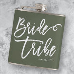 Petaca Tribu de novias moderna y sencilla manuscrita<br><div class="desc">Compuesto por la tipografía de guion cursiva serif y juguetona. Todo con un fondo de color de fondo. ¡Este diseño es sencillo,  moderno y divertido! Este es el diseño del Libro Blanco Birch Co.,  exclusivo para Zazzle. Disponible aquí: http://www.zazzle.com/store/whitepaperbirch</div>