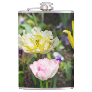 Petaca Tulipanes blancos, rosas y amarillos en el jardín