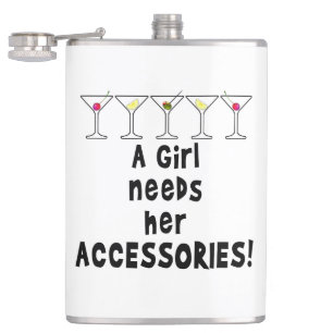 PETACA UNA CHICA NECESITA SU HUMOR DE COCTEL DE ACCESORIO