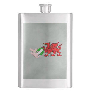 Petaca Wales Rugby Team Dragon con bola de rugby