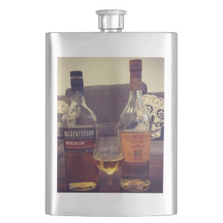 Petaca Whisky hombre de plano Auchentoshan and