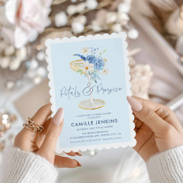 Petales azules e invitación a la novia en el jardí