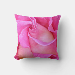 Pétalos de rosa rosa rosados únicos tiran almohada