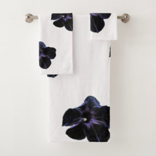 Petunias negras sobre toallas de baño blancas