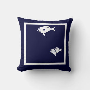 pez personalizado sobre almohada azul marino