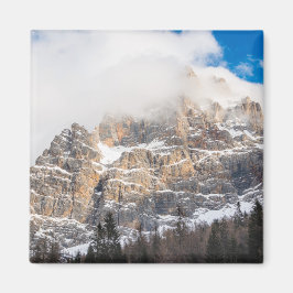 Pico de nieve en el imán de los Alpes europeos