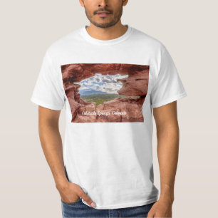 Pico De Pikes A Través De Una Camiseta De Un Aguje