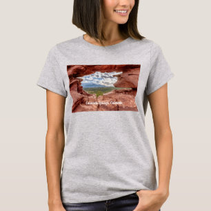 Pico De Pikes A Través De Una Camiseta De Un Aguje