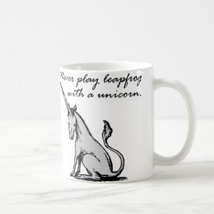 Pídola con una taza divertida del unicornio o la