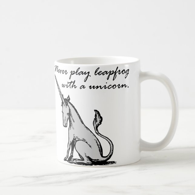 Pídola con una taza divertida del unicornio o la (Derecha)