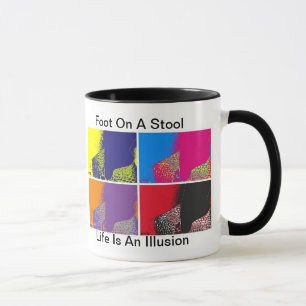 Pie en una pequeña taza del taburete