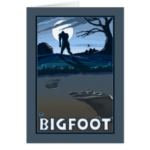 Pie grande caminando por el campo de golf