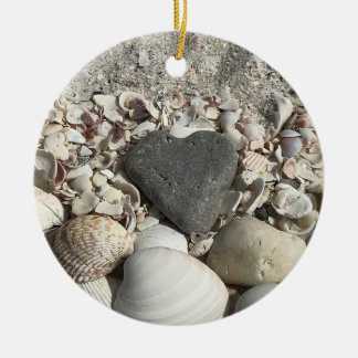 Piedra gris del corazón en el ornamento de la