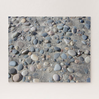 Piedras en rompecabezas de jigsaw en la playa