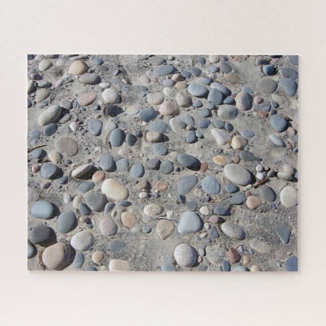 Piedras en rompecabezas de jigsaw en la playa (Horizontal)