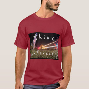 Piensa de manera diferente camiseta extendida de t