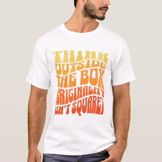 Piensa fuera de la caja original de la camiseta de