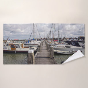 Pier con embarcaciones y yates en Marken, Países B