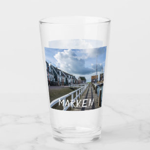 Pier de madera en Marken, Países Bajos