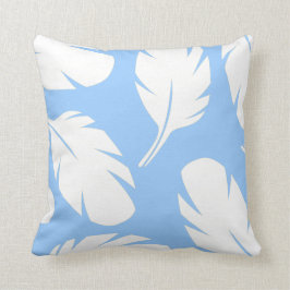Pies Blancos Sobre El Almohada Azul Claro