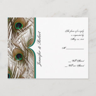 Pies de pavo real con tarjeta postal RSVP de doble
