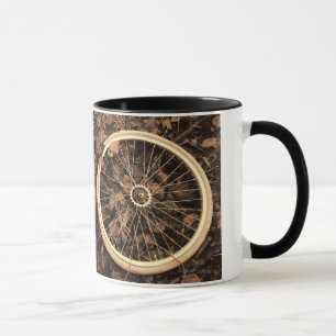 Piezas de bicicleta con hojas de otoño taza de caf