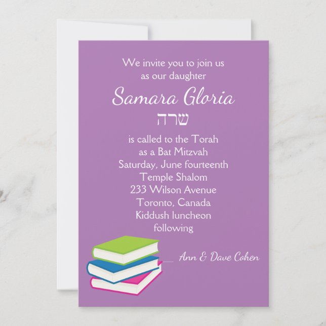 Pila de Libros Bat Mitzvah Invitación con Sarah (Anverso)