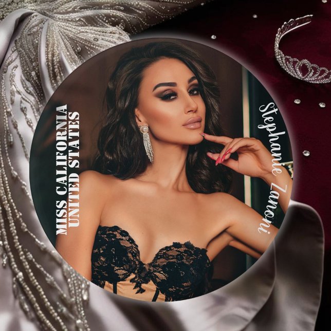 Pin botón personalizado de concurso - Elija su tam (This custom photo pageant button features light text and your image to commemorate your reign)