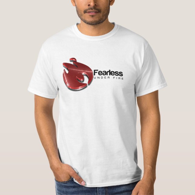 Pin de FUF encima de la camiseta del chica (Anverso)