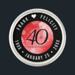 Pin Elegante celebración del 40° Aniversario del Boda<br><div class="desc">¡Celebra el 40 aniversario del boda de rubí con estilo con este alfiler conmemorativo de solapa! Elegante serif negro y sans serif grabados con confeti hexagonal en un fondo rojo rubí añaden un toque memorable para esta ocasión especial y un hito extraordinario. Personalizar con los nombres de la pareja feliz,...</div>