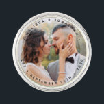 Pin Modern Bride Groom Simple Photo Boda<br><div class="desc">Añada el toque final a su boda con este pasador de solapa personalizado moderno y sencillo. Perfecto como favores de boda para todos sus invitados. Personalizar estos clavijas de solapa boda con tu foto de compromiso favorita, foto recién casada, y personalizar con nombre y fecha. Vea nuestra colección de bodas...</div>