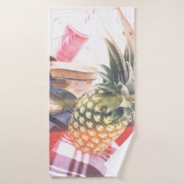 Piña al lado del teléfono y el altavoz (Toalla de baño)