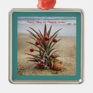 Piña de la playa con el ornamento rojo del navida