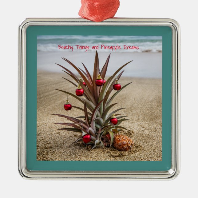 Piña de la playa con el ornamento rojo del navidad (Frente)
