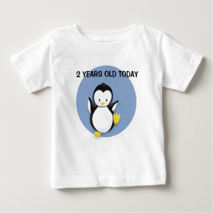 Pingüino lindo en camiseta azul de cumpleaños pers