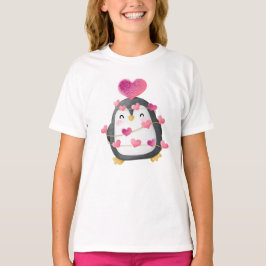 Pingüino lindo envuelto en camiseta de amor