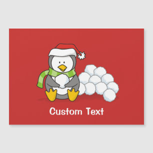 Pingüino navidad sentado con bolas de nieve