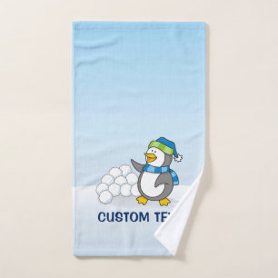 Pingüino pequeño con bolas de nieve ondeando