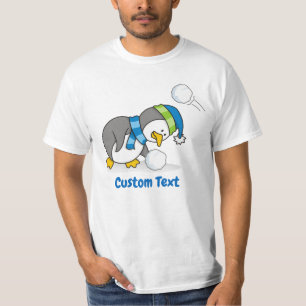 Pingüino pequeño recibiendo una camiseta con bolas