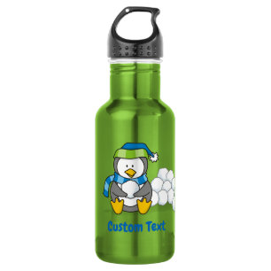 Pinguino pequeño sentado con botella de agua de bo