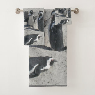 Pingüinos cortos en toalla de baño