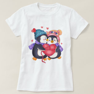 Pingüinos en la camiseta de amor