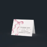 Pink Bow Birthday Party Blank Gracias Tarjeta<br><div class="desc">¡Eleva tu celebración de cumpleaños con esta decoración Fiesta de Coquette Blue Bow! Este diseño atemporal añade un toque de elegancia y encanto a cualquier evento, con un arco muy bien hecho y adornado con delicados tonos azules. Esta colección impresionará a sus invitados y creará recuerdos duraderos y será perfecta...</div>