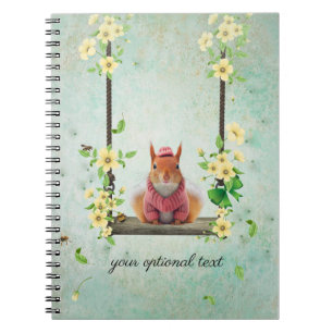 Pink Chipmunk sobre el cuaderno de fotos en espira