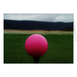 Pink Golf Ball en un campo de golf de montaña