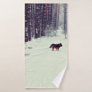 Pino nevado de invierno, perro caminando por los b