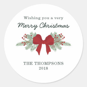 Pino y etiqueta roja del regalo del navidad de la